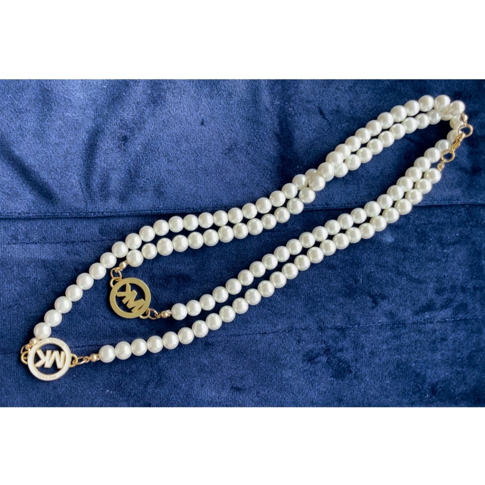 Michael Korse pearl necklace, Chanel LOOK.